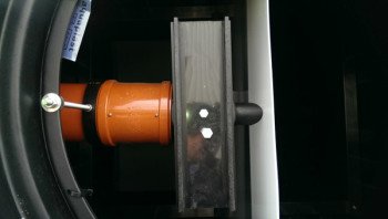 Mit Hilfe unserer eines Mini Baggers Zulaufdrossel welche auch größere Abwassermengen (Überlast) ab puffert wird die Biologie gleichmäßig beschickt